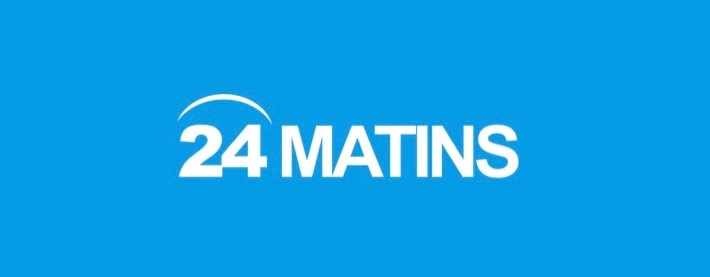 Logo 24 Matins : lettres blanches « 24 MATINS » surmontées d'un arc sur fond bleu